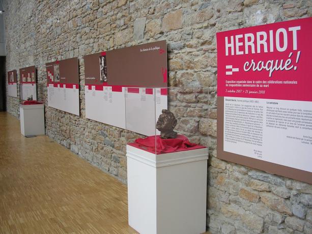 Photographie de la scénographie de l'exposition "Herriot croqué" par Gilles Bernasconi