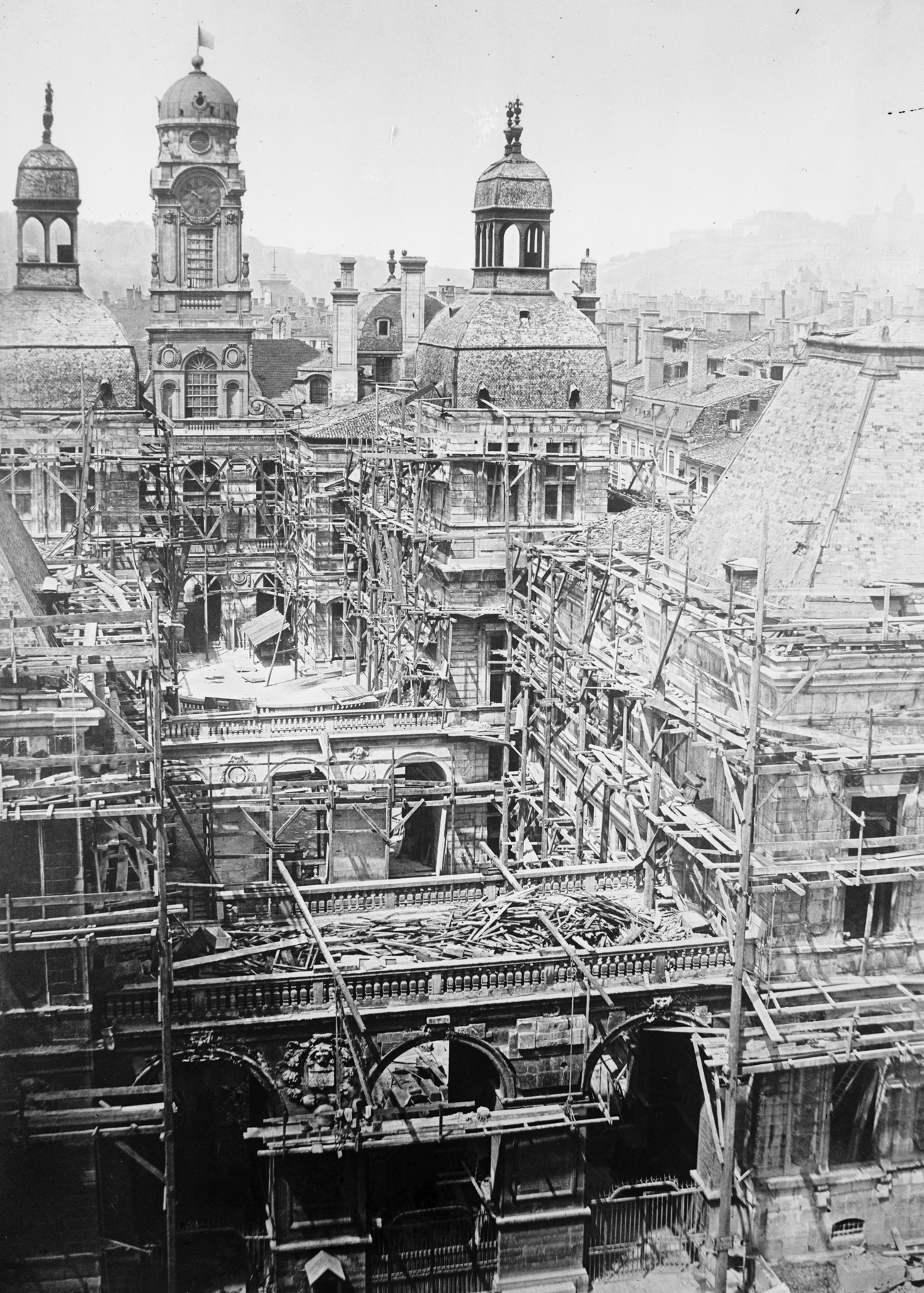 Restauration de l’Hôtel de Ville sous la direction de Tony Desjardins, architecte de la Ville, vue depuis le Grand-Théâtre par Louis Froissart (mai 1857, cote : 15PH/1/456)