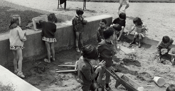 Enfants dans un bac a sable à Lyon dans les années 60 -  André Gamet (extrait)