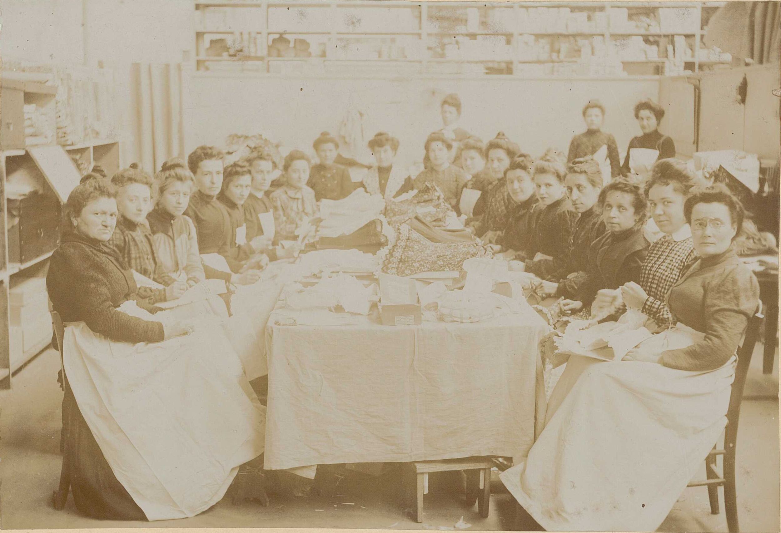 Personnel de l'établissements Papin Picard et Cie à Lyon, spécialisé dans la fabrique de corsets : photo positive NB (1895-1914, cote : 100PH/2/12/1) 