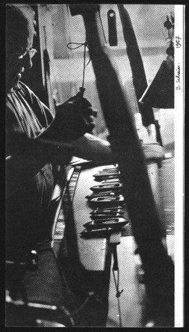 Tissage à bras - passage des navettes par M. Charbotel, dernier tisseur à Vaise : tirage photographique de B. Schreier (1967, cote : 1PH/2739/1)