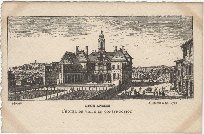 L'Hôtel de Ville de Maupin en construction au XVIIe siècle, reproduction par Storck d'une estampe (vers 1910, cote : 4FI/1579)