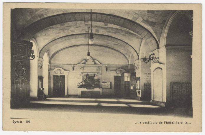Le vestibule de l'Hôtel de Ville (vers 1910, cote : 4FI/1631)