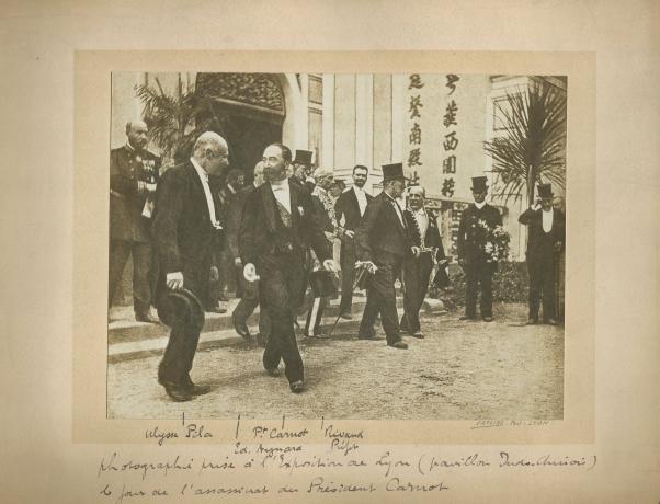 Sadi Carnot et des personnalités en visite au pavillon indochinois de l'exposition de 1894, quelques heures avant l'assassinat de Carnot (25/06/1894, cote : 100PH/1/104)
