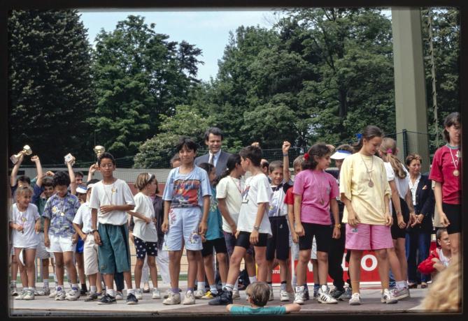 Olympiades des écoles du 6e, remise des prix par Michel Noir au vélodrome du parc de la Tête d'Or (1992, diapositive couleur, auteur inconnu, cote : 1518WP/1126)