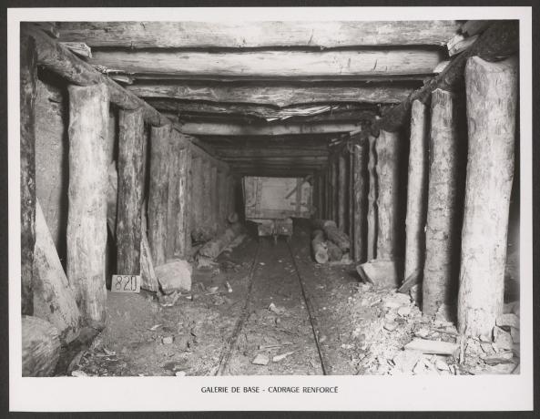 Tunnel de la Croix-Rousse, renfort d'une galerie : tirage photo NB (1940-1952, cote : 2PH/296)
