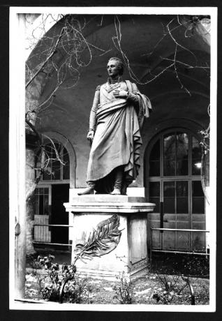Statue du major Martin dans la cour de l'école La Martinière des garçons : tirage photographique noir et blanc (1942, cote : 1PH/1373)