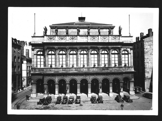 Opéra (Grand Théâtre), vue plongeante sur la façade : tirage photo N&B, cliché Poix (1930, cote : 1PH/2303)
