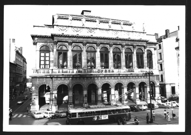 La façade principale de l'Opéra : tirage photo N&B, cliché JP Tabey (1970, cote : 1PH/4205, réutilisation commerciale interdite)