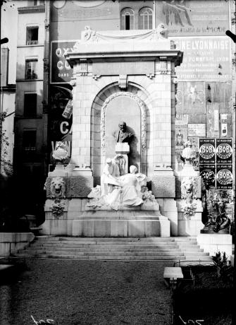 Monument à Antoine Gailleton : photographie NB sur plaque de verre par E. Pernet ou E. Poix (sans date, cote : 8PH/263) 