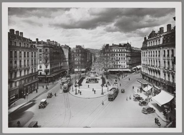 Place de la République : tirage photo NB par E. Poix (1935, cote : 1PH/1172)