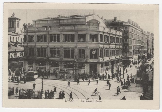 Lyon - Grand Bazar, avec le bâtiment surélevé : carte postale NB (sans date, cote : 4FI/1390)