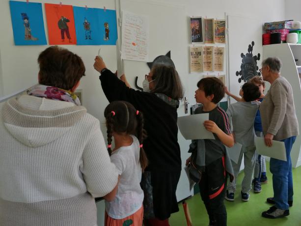 Enfants affichant leur travail sur un mur