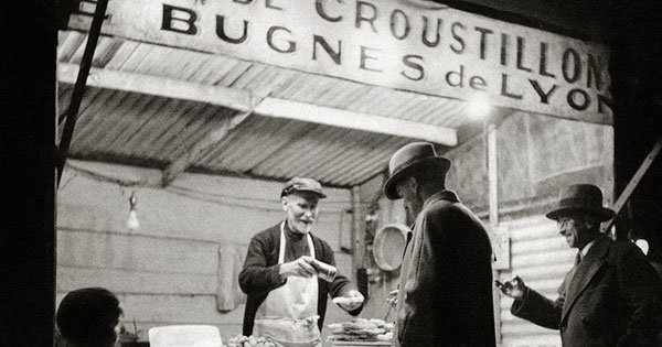 Stand de bugnes à la Vogue de la Croix-Rousse par André Gamet