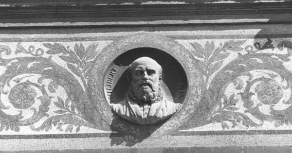 Médaillon de Philibert de L'Orme sur l'une des façades du Palais Saint-Pierre