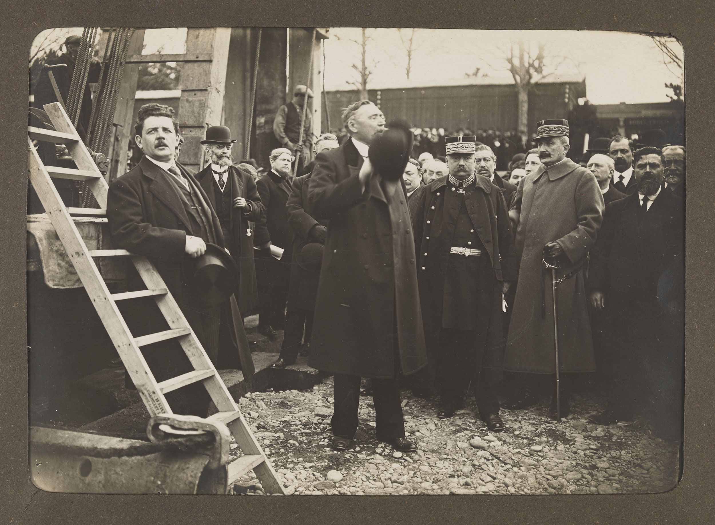 Inauguration de la Foire aux échantillons, installée place Bellecour, en présence du maire Edouard Herriot et d'Achille Lignon, 1916. 2/ph/286/3