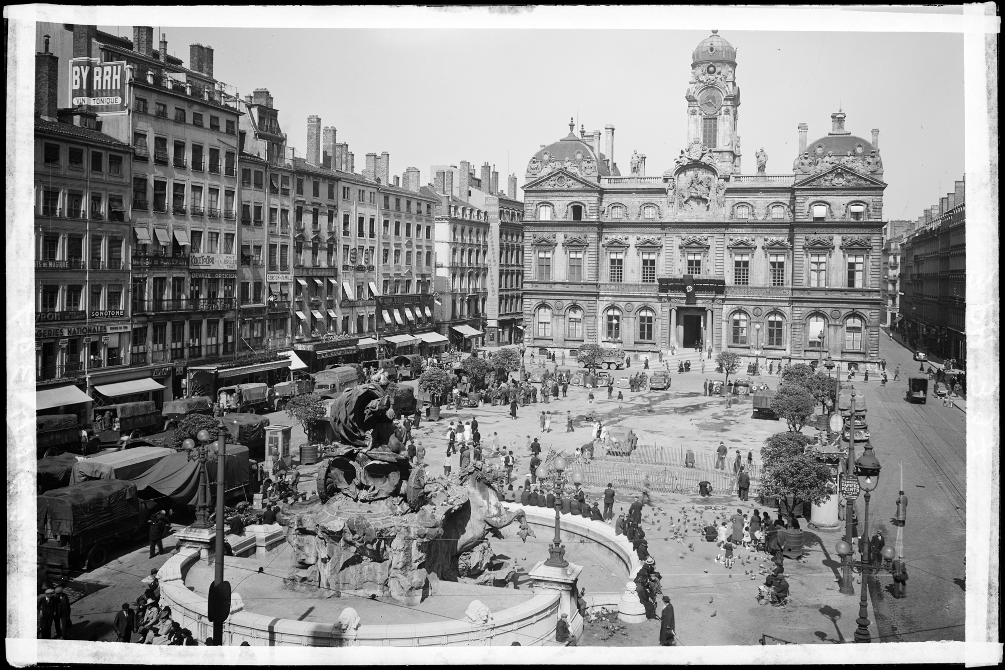 Lyon est occupée, une croix gammée a été accrochée au balcon de l’Hôtel de Ville. Négatif sur verre, détail (juin-juillet 1940, 3PH/397)