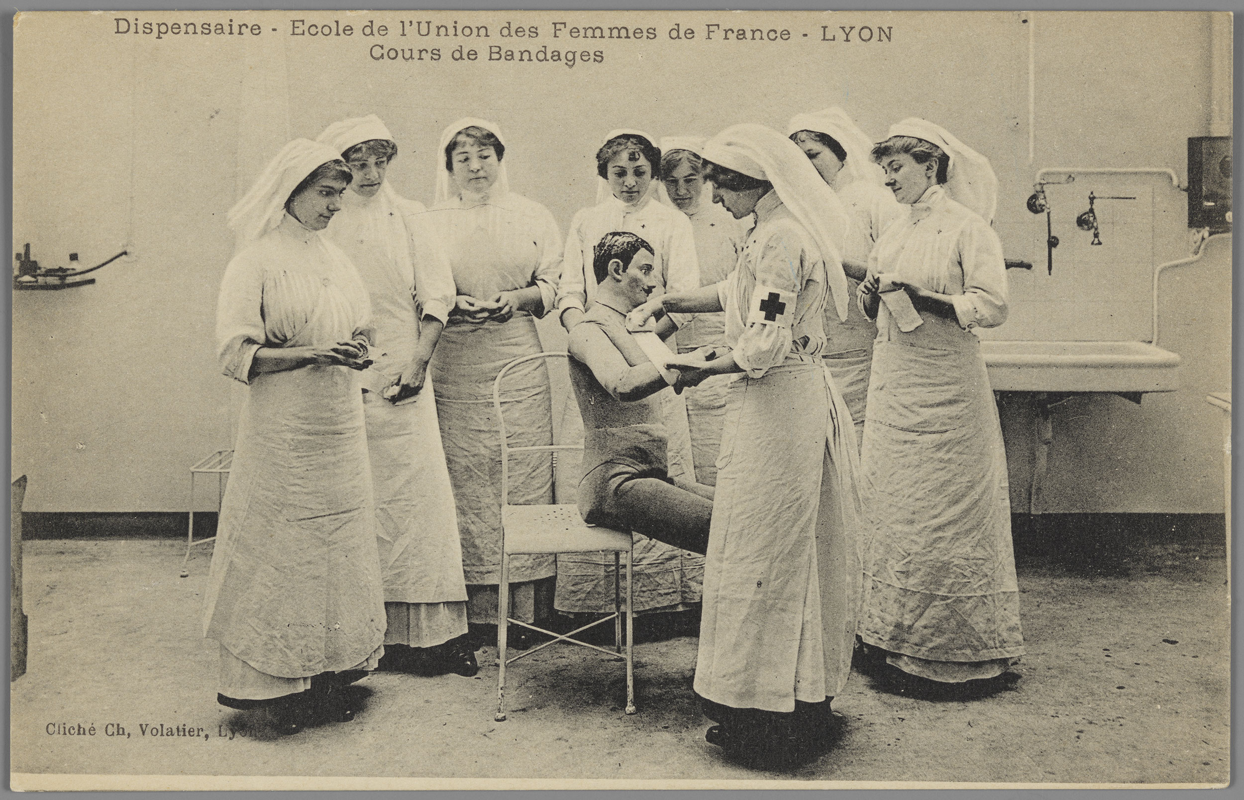 Dispensaire - Ecole de l'union des femmes de France, Lyon. Cours de bandages : carte postale NB (vers 1914-1918, cote : 4FI/4849)