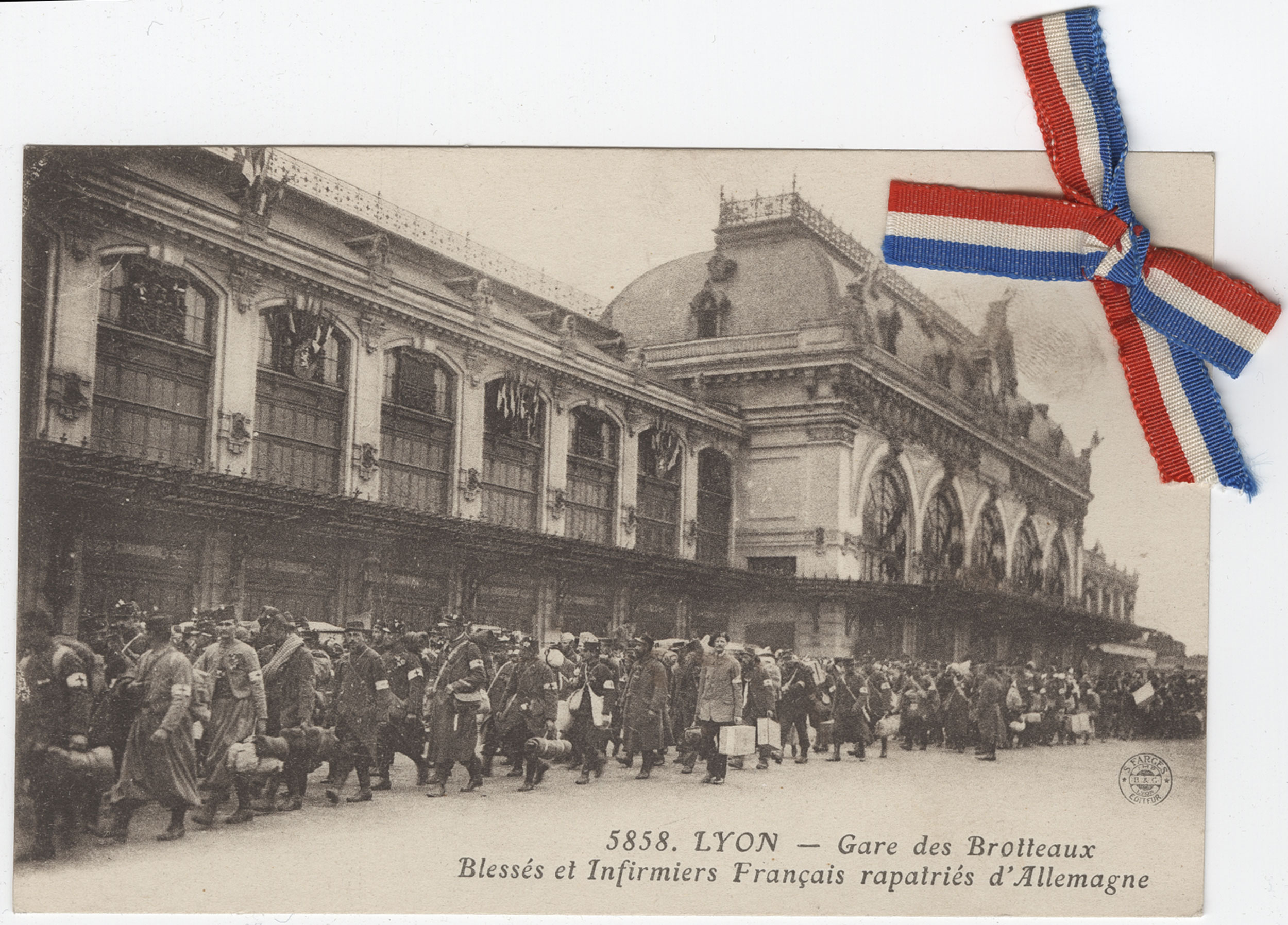 Blessés et infirmiers français rapatriés d'Allemagne, à la gare des Brotteaux, 17 juillet 1915. 4fi/4878