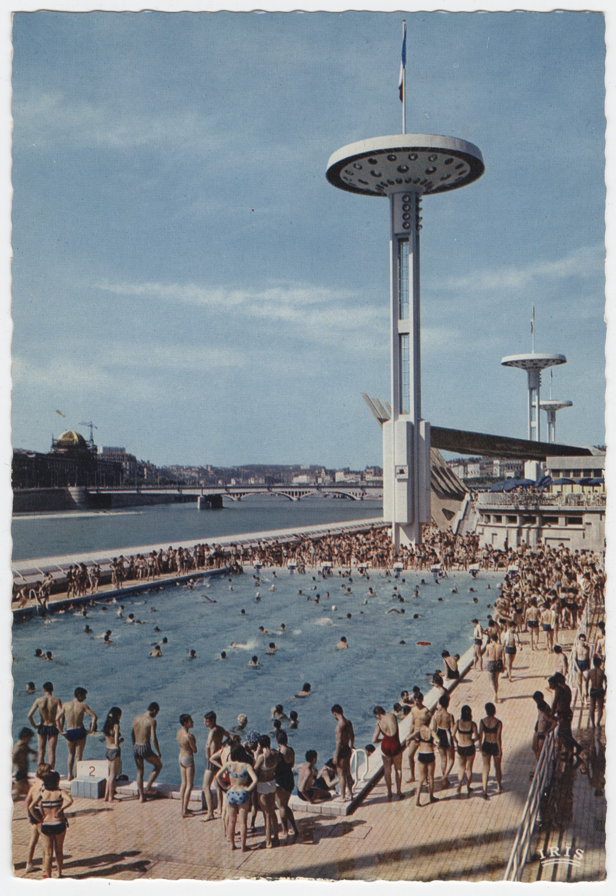 Lyon - La piscine, le bassin olympique : carte postale couleur (vers 1980, cote : 4FI/6436, repro. à usage privé)