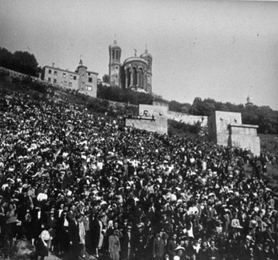 La foule se masse sur le coteau de Fourvière, sous le Chemin Neuf, pour assister aux funérailles des victimes des bombardements du 26 mai 1944 place Saint-Jean (AML, 6PH/1055)