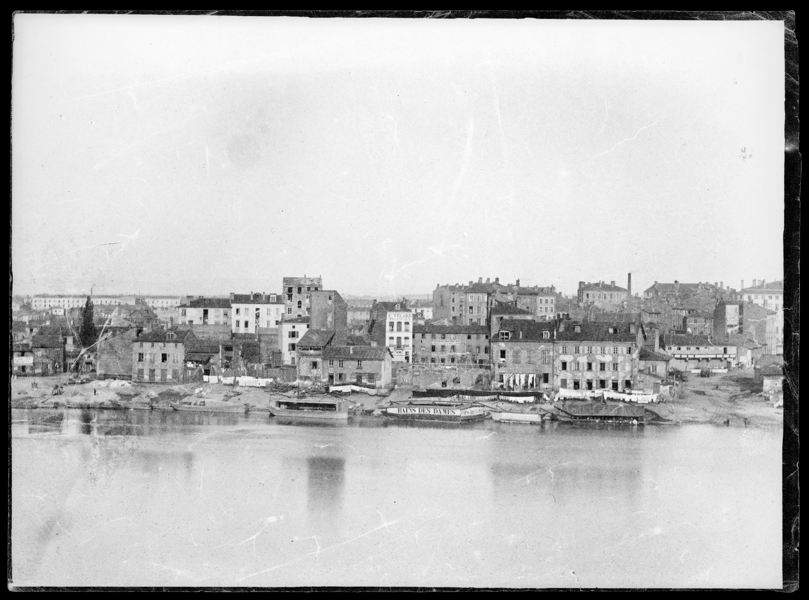 Panorama de la rive gauche du Rhône, bains des dames en amont du pont de la Guillotière : calotype noir et blanc par René-Félix Baumers (07/1857, cote : 84PH/6)