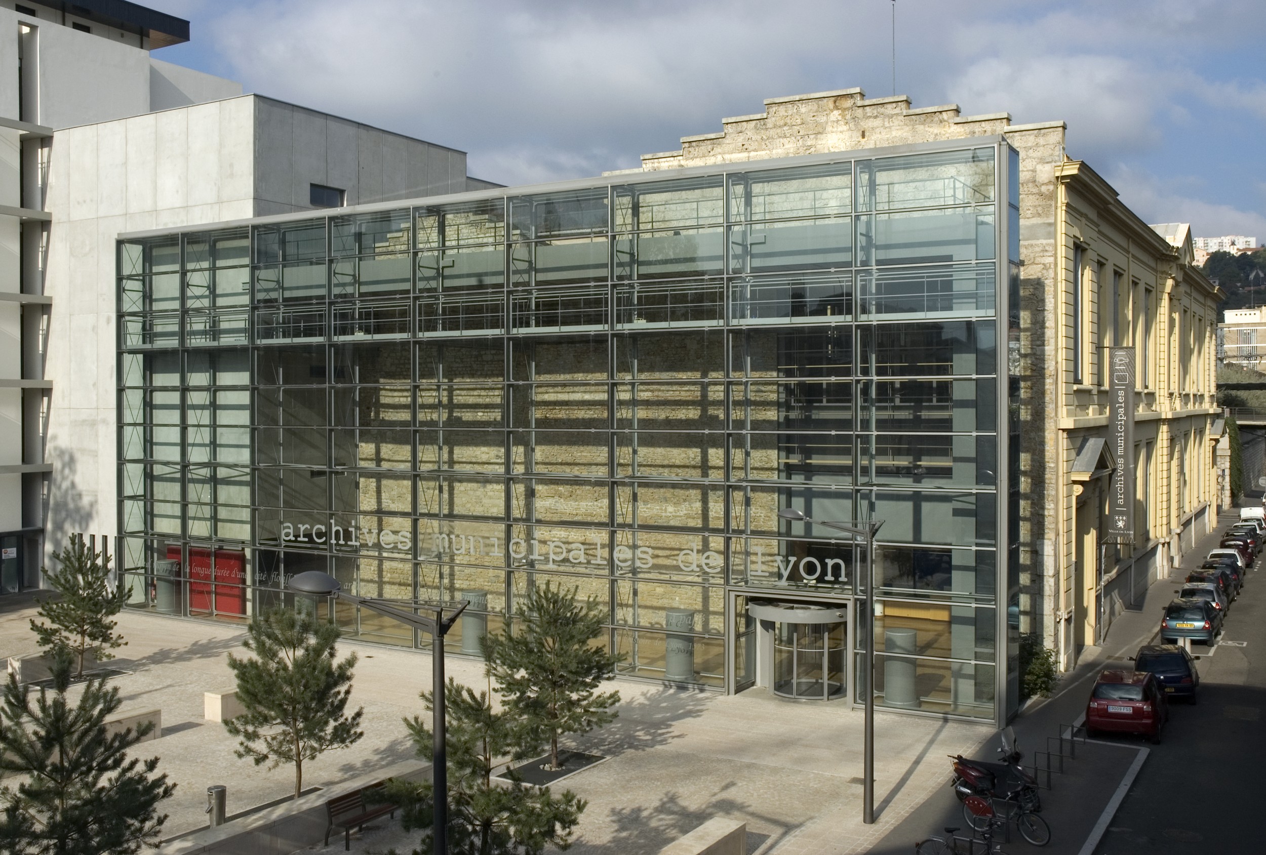 Façade du bâtiment place des Archives (2008,  cliché Gilles Bernasconi, non coté)