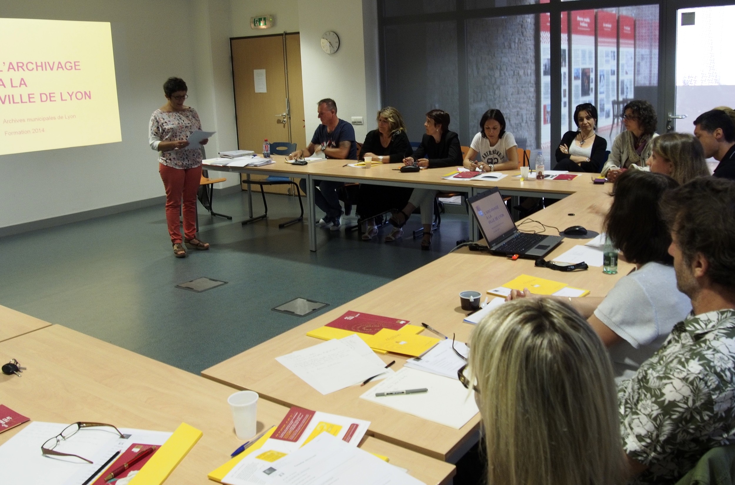 Formation à l'archivage d'un groupe d'agents de la Ville de Lyon par Françoise Perrottey, responsable du pôle collecte