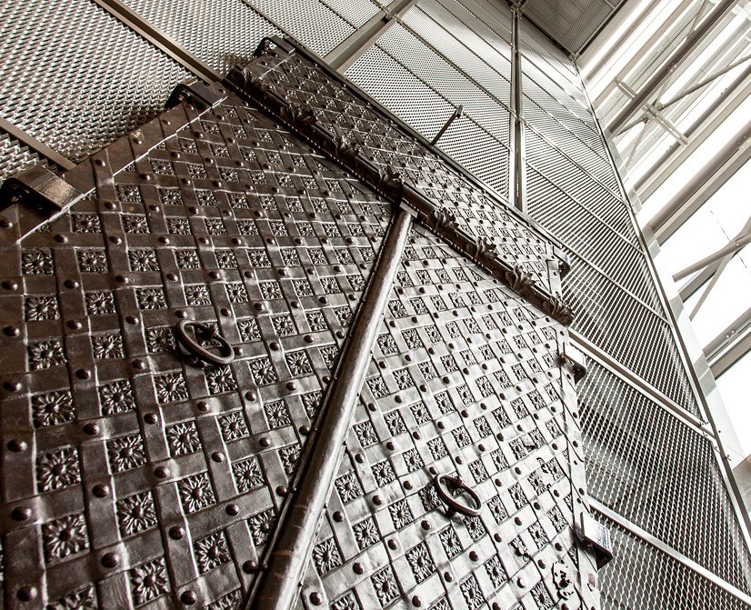 Porte fermant la salle des archives à l'Hôtel de Ville au XVIIe siècle, présente dans le hall des Archives de Lyon (2013, cliché Laurent Vella)