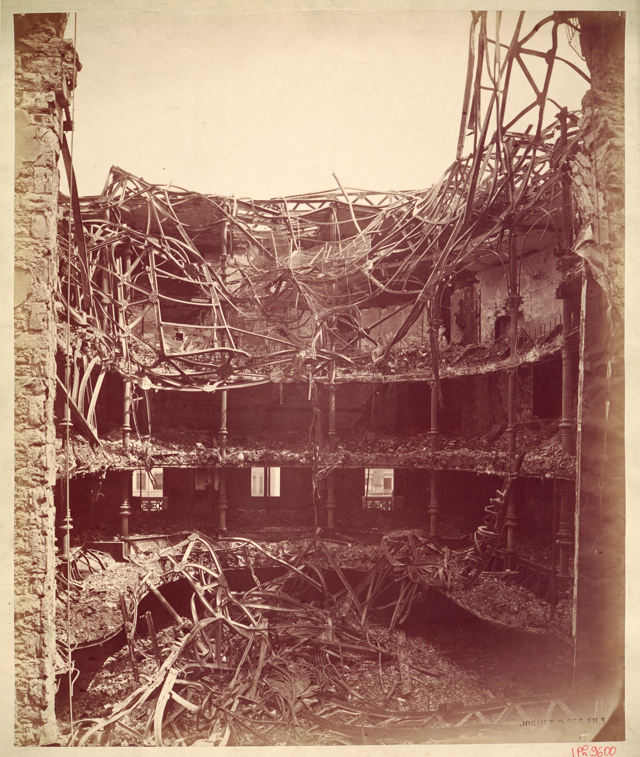 Le théâtre des Célestins après l'incendie de 1880, cliché Gabriel Joguet (1880, cote : 1PH/9600)