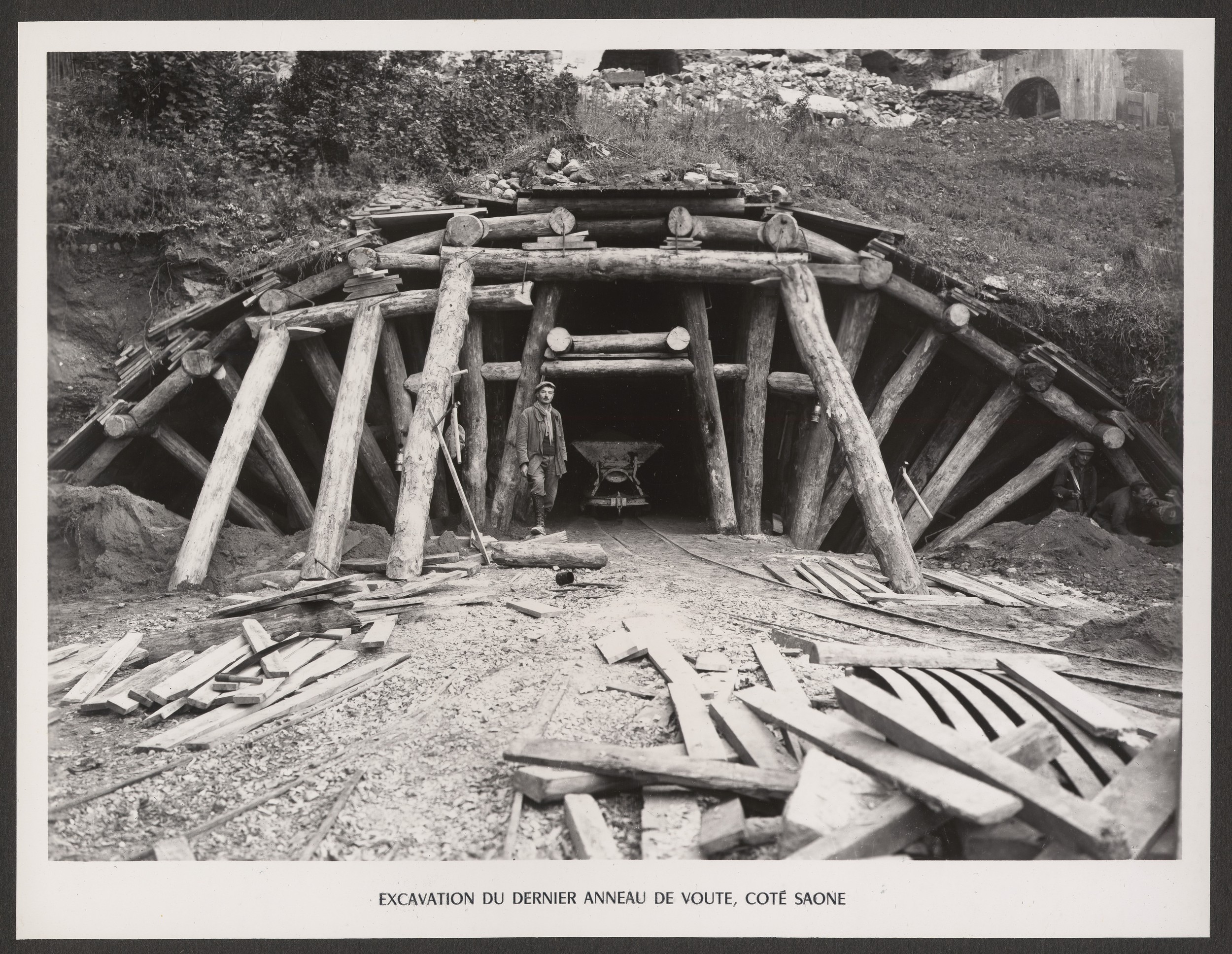 Tunnel de la Croix-Rousse, excavation du dernier anneau de la voûte côté Saône : tirage photo NB (1940-1952, cote : 2PH/296/18)