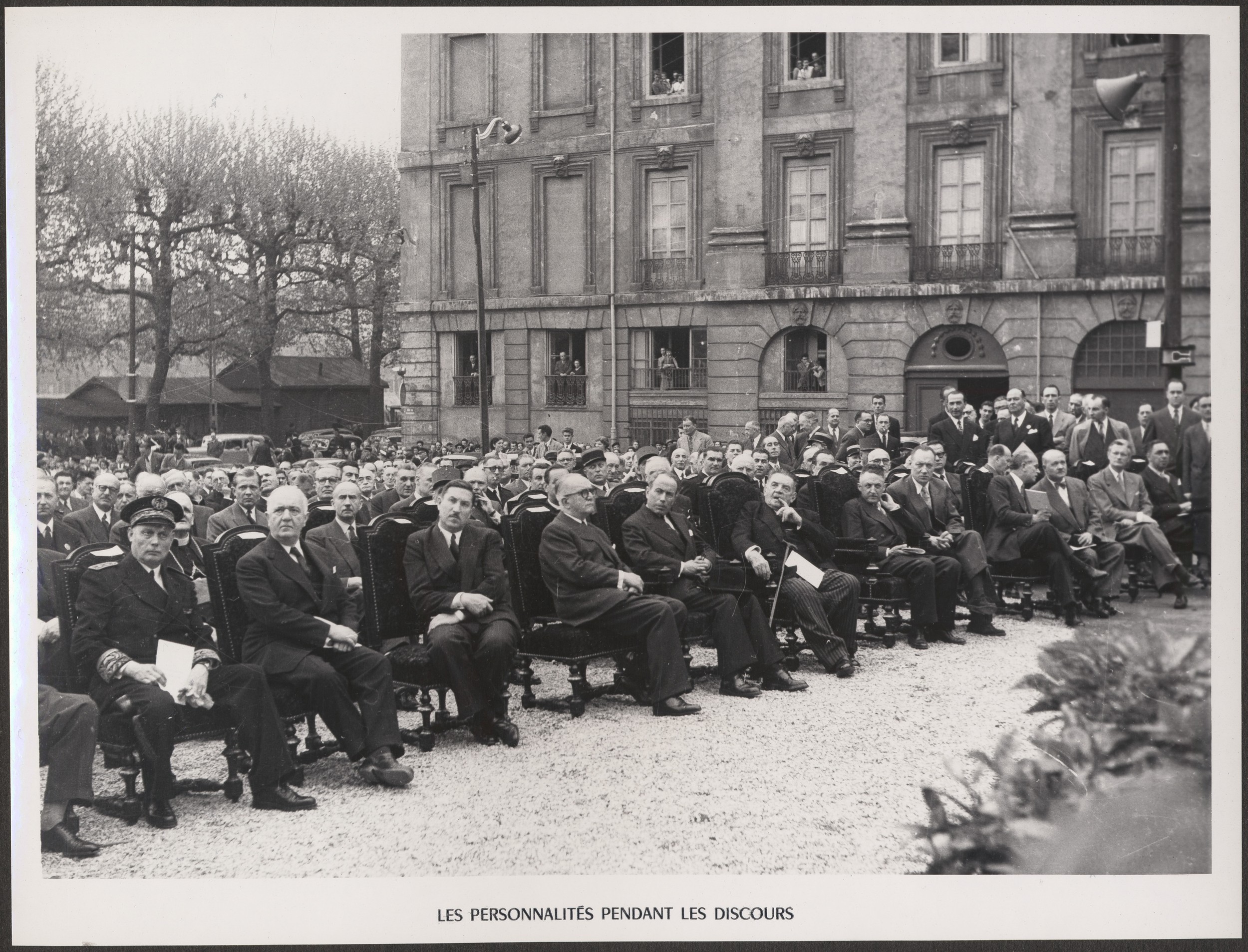 Tunnel de la Croix-Rousse, personnalités pendant les discours d'inauguration : tirage photo NB (19/04/1952, cote : 2PH/296)