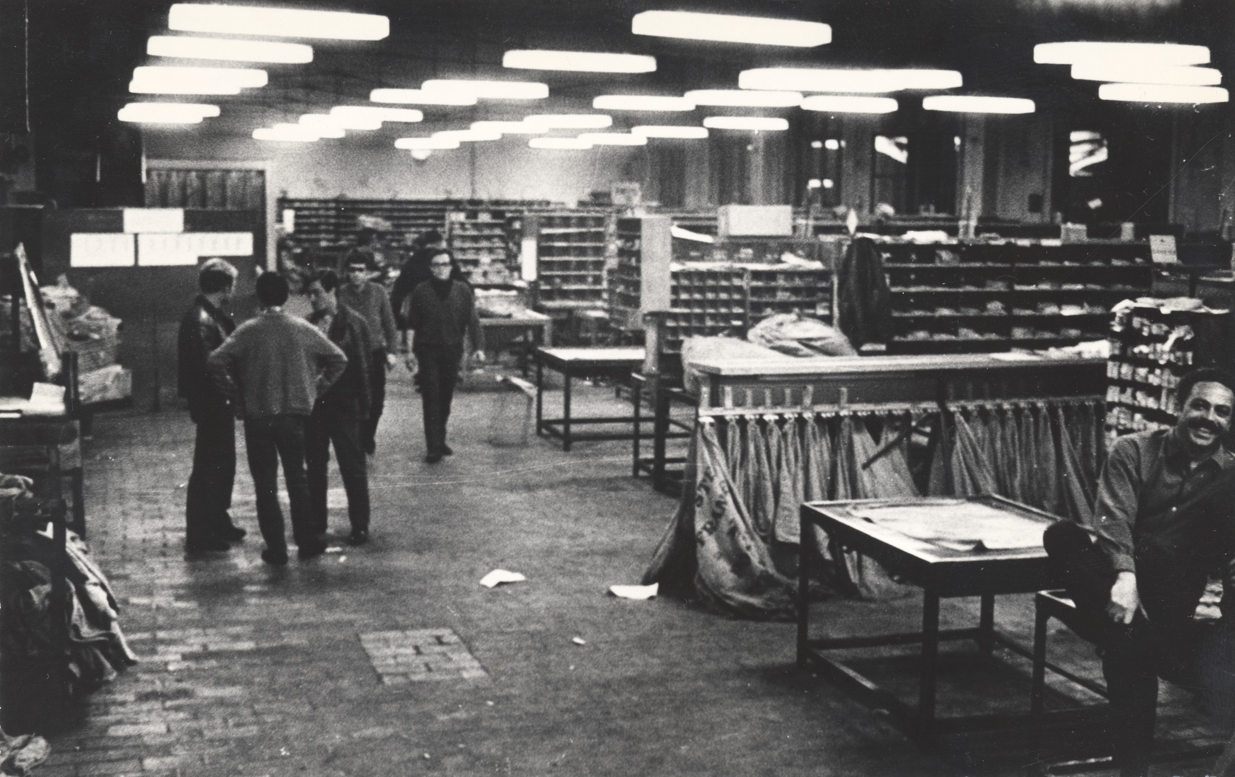 Postiers dans le centre de tri lors de la grève et de l'occupation du bâtiment (1968, fonds Christian Chevandier, cote : 310II/7/3)