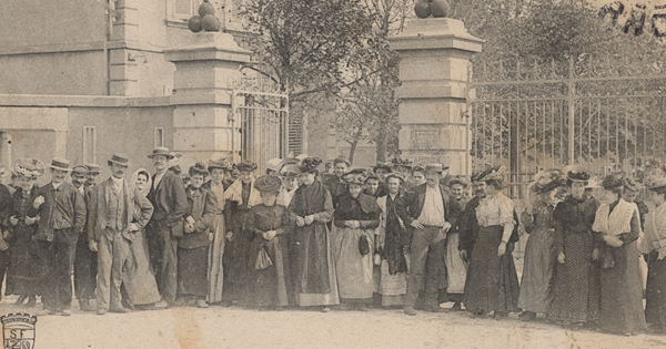 Photo d'une sortie d'usine vers 1910