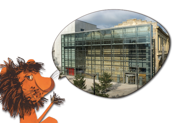 Un lion dessiné présente une photo du bâtiment des Archives de Lyon