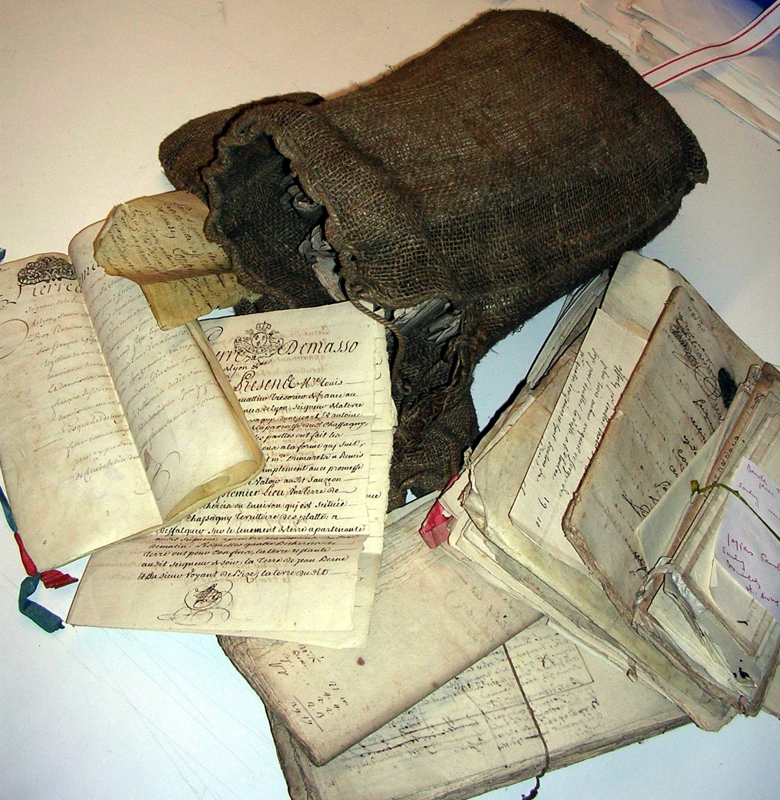 Classer : liasses de documents du fonds Rival de Rouville (159II) extraites d'un sac de toile (2006, non coté) 