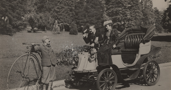 Photographie représentant trois adultes dans une voiture vers 1920