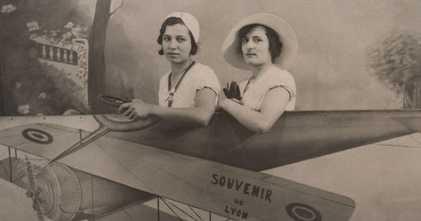 Photo présentant 2 femmes dans un avion