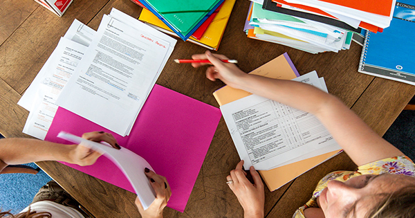 photo d'une table remplie de papiers