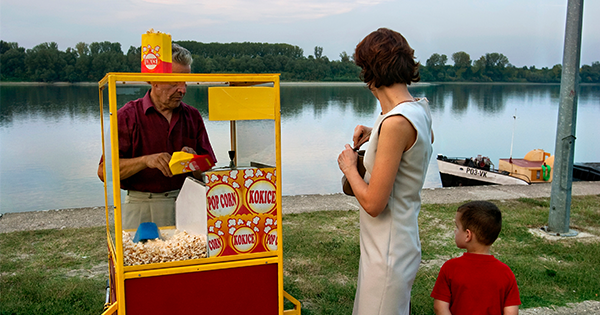 Une femme achète du popcorn à son fils au bord d'un lac - Photographie par Philippe Schuller