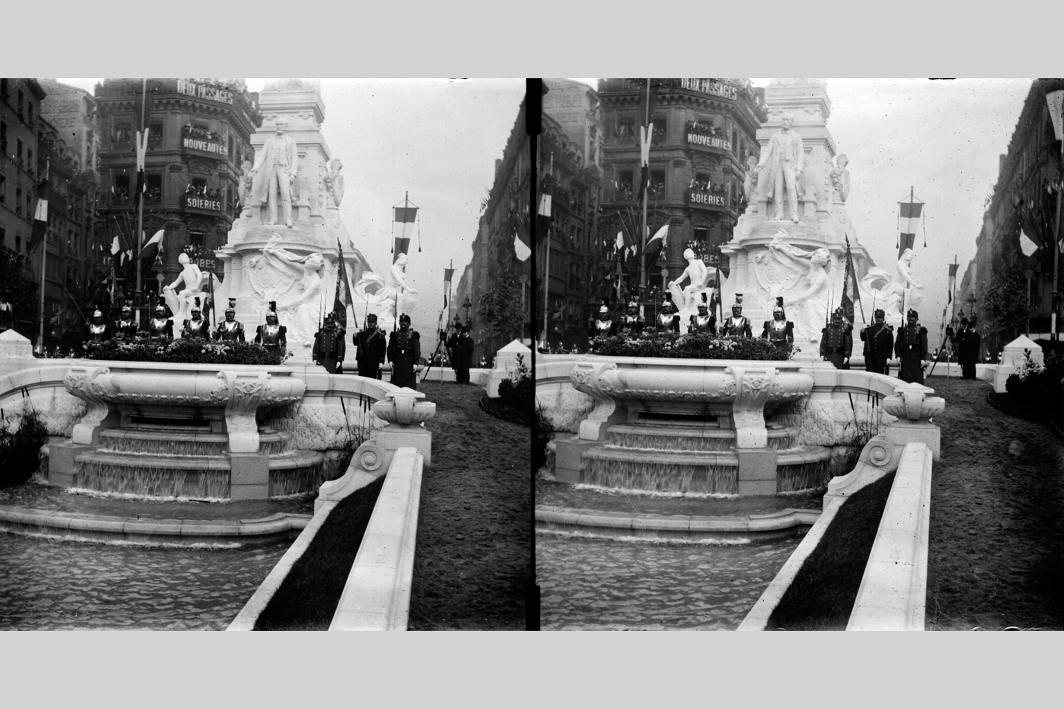 Inauguration du monument à Sadi Carnot par Emile Loubet, président de la République : fontaine, photographie NB sur plaque de verre stéréoscopique (04/11/1900, cote : 10PH/26)