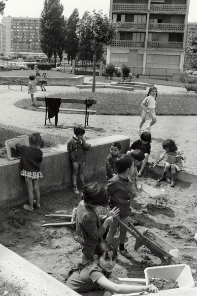 Enfants dans un bac a sable à Lyon dans les années 60 -  André Gamet