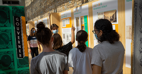 Enfants visitant une exposition