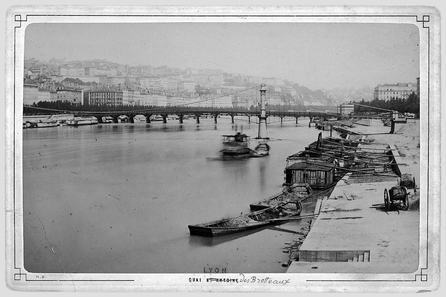 Plates (bateaux-lavoirs) le long du quai des Brotteaux (Général-Sarrail) : tirage photographique noir et blanc (1883, cote : 1PH/616)