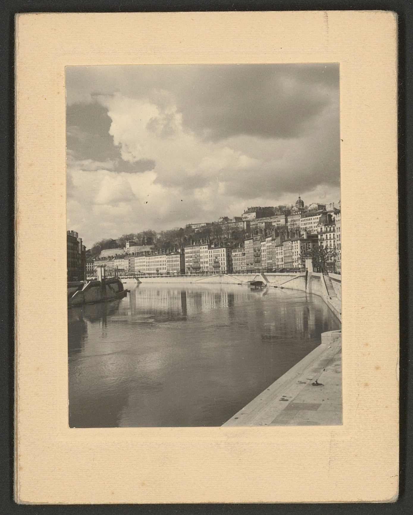 Quais de Saône en amont du pont de la Feuillée : héliogravure noir et blanc anonyme (1930-1950, cote : 100PH/1/122)