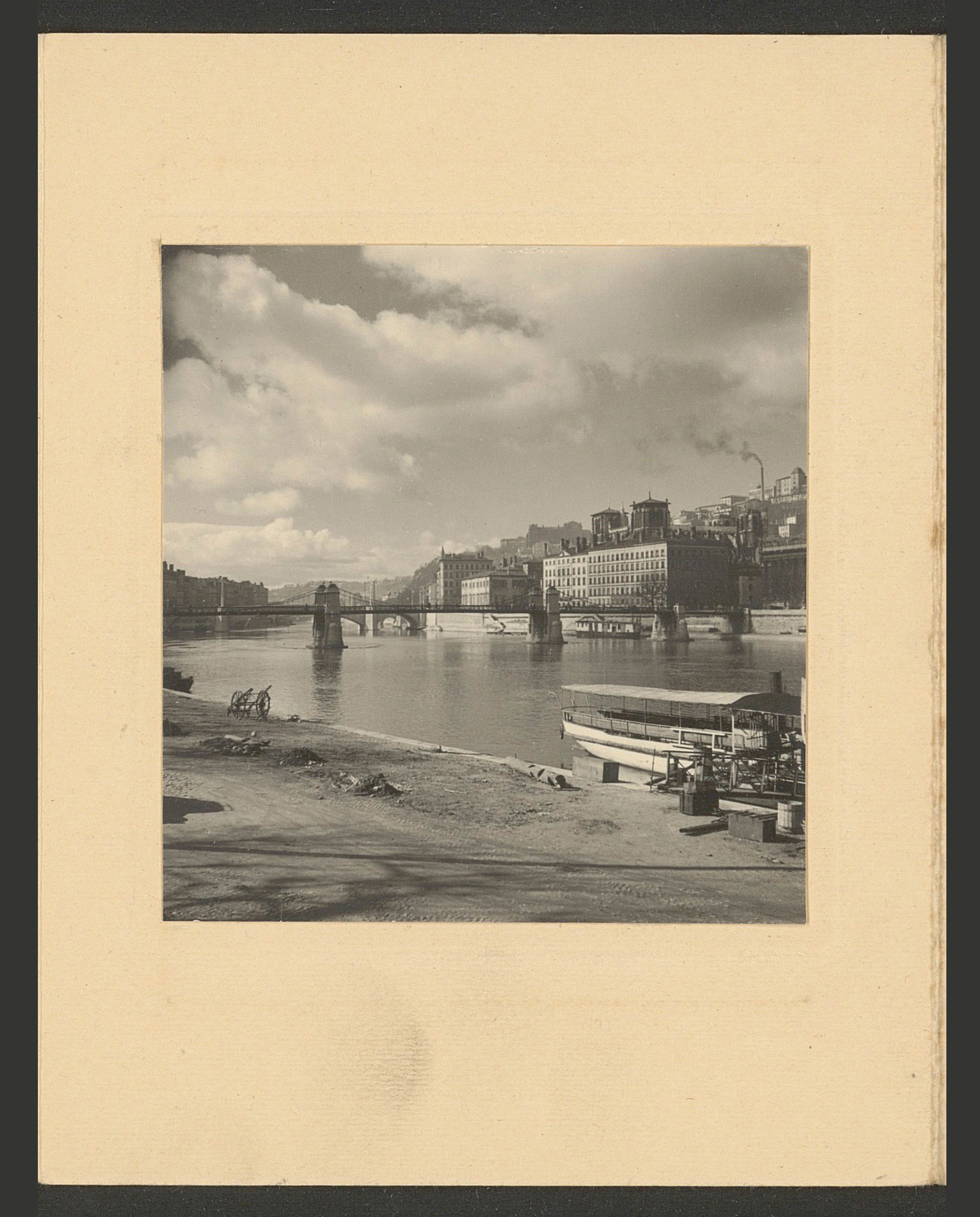 Quais de Saône en amont de la passerelle du palais de justice : héliogravure noir et blanc anonyme (1930-1950, cote : 100PH/1/122)