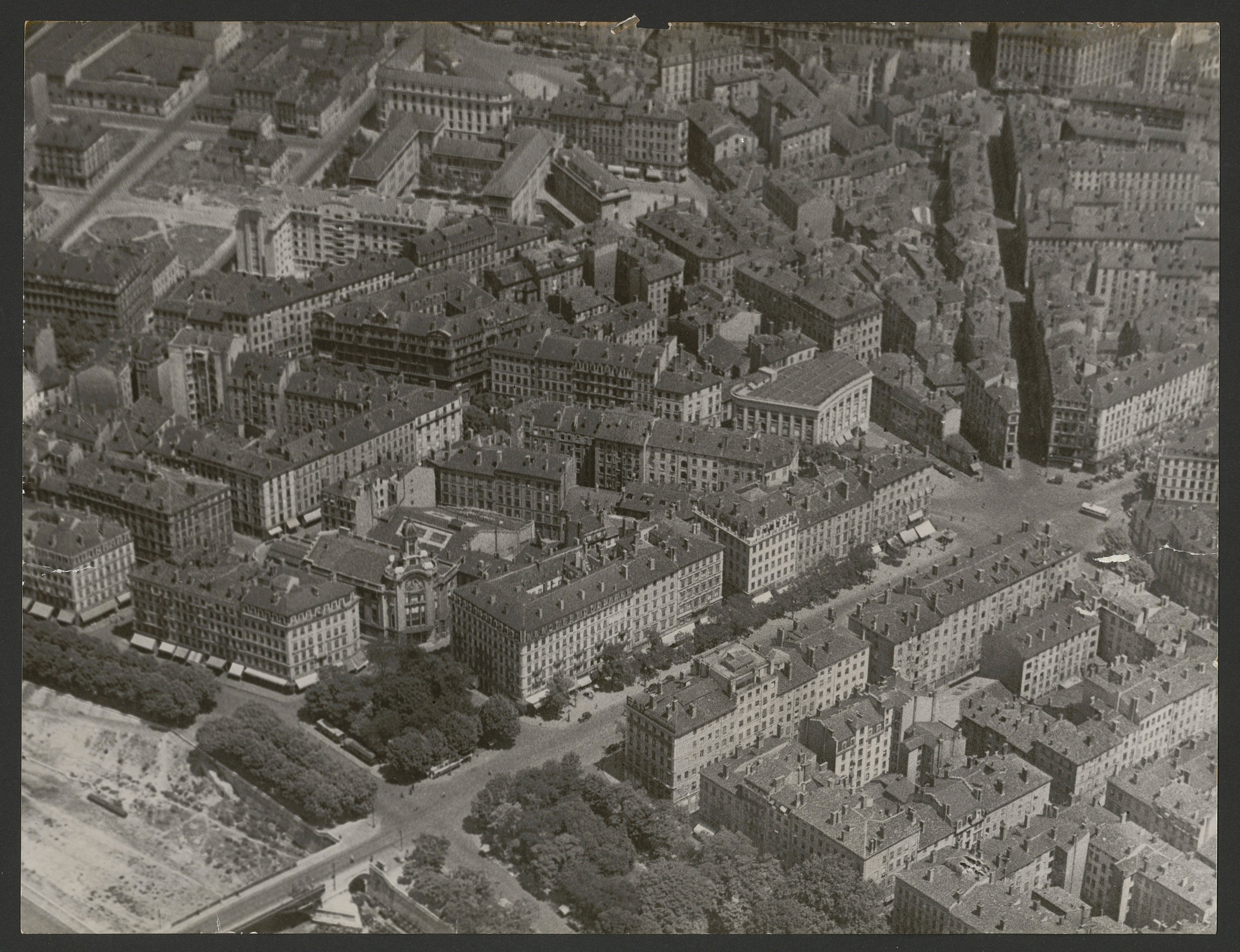 Vue aérienne de la place du Pont prise du sud-ouest : tirage photo NB (1900-1945, cote : 100PH/2/21, repro. à usage privé)