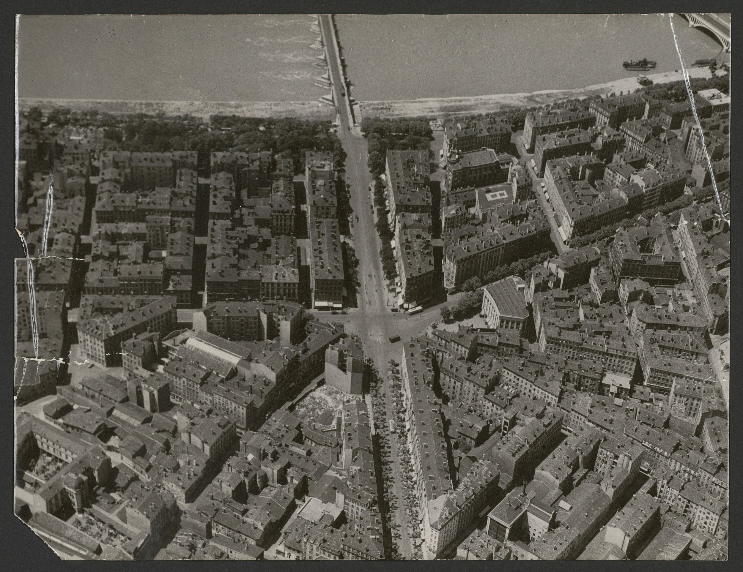 Vue aérienne de la place du Pont prise de l'est : tirage photo NB (1900-1945, cote : 100PH/2/21, repro. à usage privé)