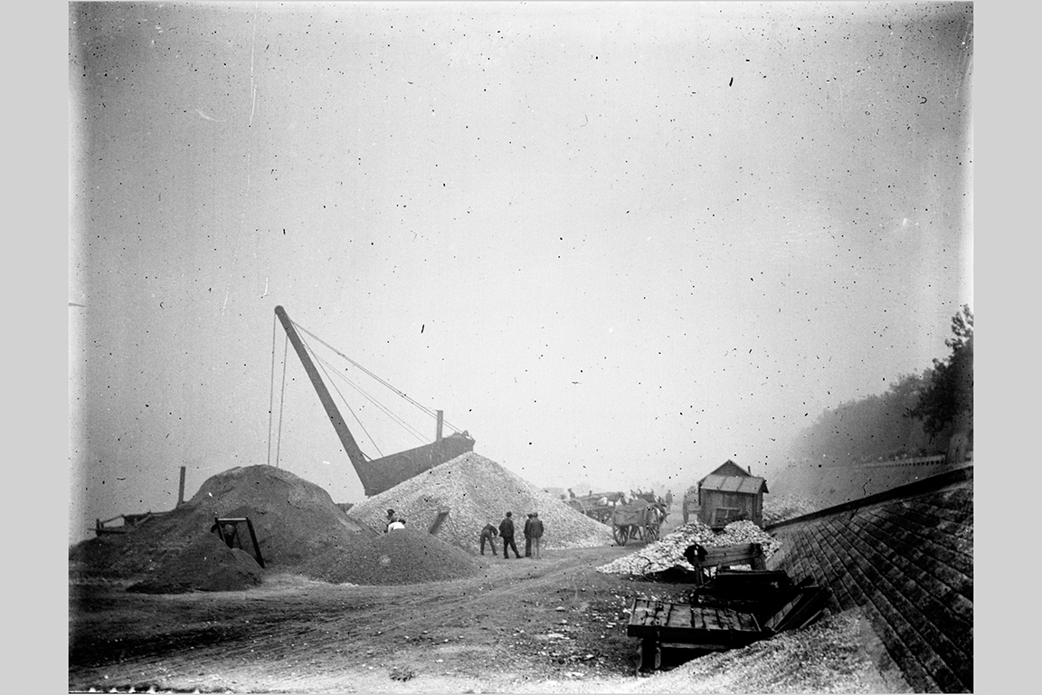 Gravière sur le quai du Rhône : photographie négative sur plaque de verre, La Vie française (vers 1900, cote : 10PH/191)