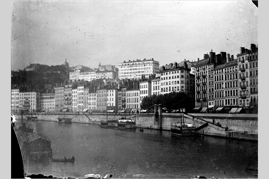 Quai et passerelle Saint-Vincent : photographie négative sur plaque de verre, La Vie française (vers 1900, cote : 10PH/192)